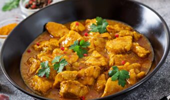 Curry with chicken and onions. Indian food. Asian cuisine.